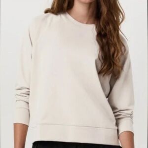 Vuori Long Sleeve Halo Crew Neck Pullover in Ecru Heather